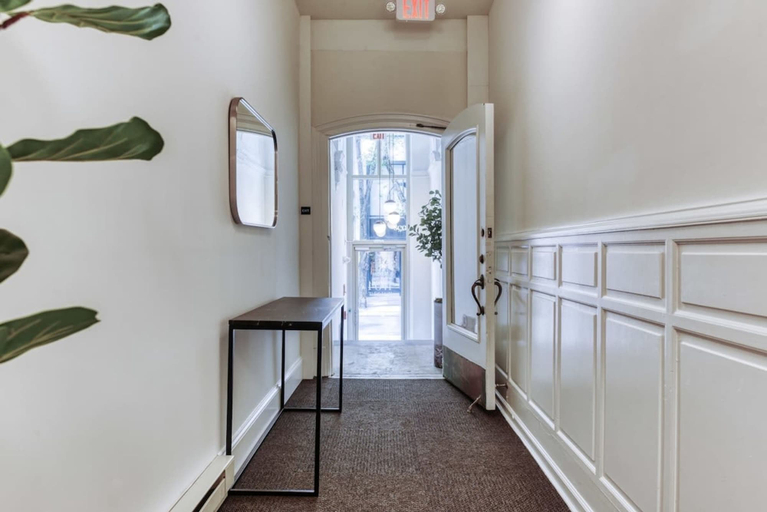 Room 5, Sosuite Penthouse 1BR Apt w Arch Windows W D, Philadelphia