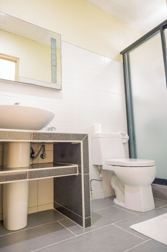 Bathroom 4, Marlins Beach Resort, Santa Fe