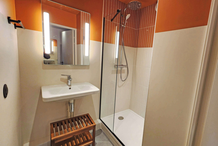 Bathroom 5, Kyriad Compiegne, Oise
