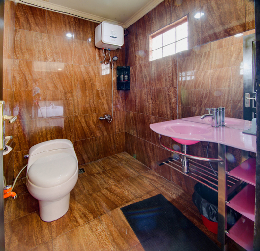 Bathroom, Rustwood Villa W/ Pool by Kava Stay, Bandung