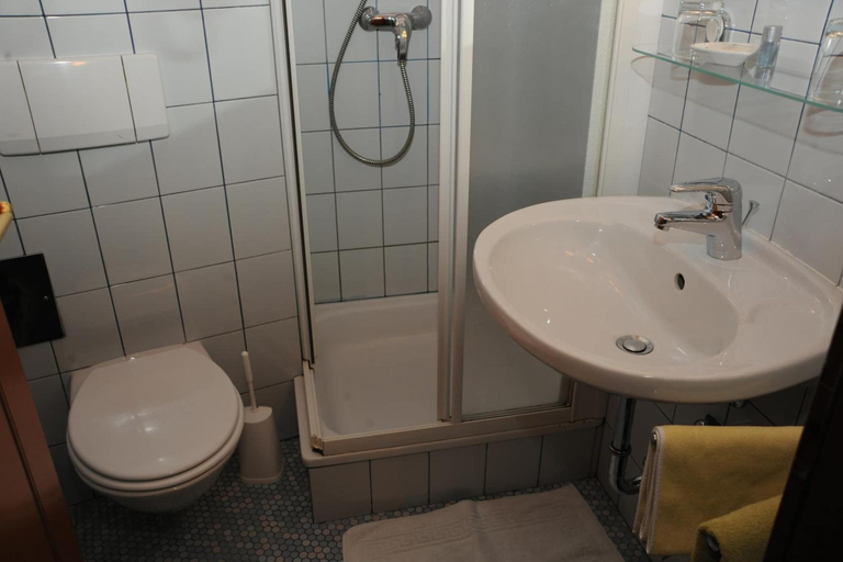 Bathroom 4, Pension Erlaa, Wien