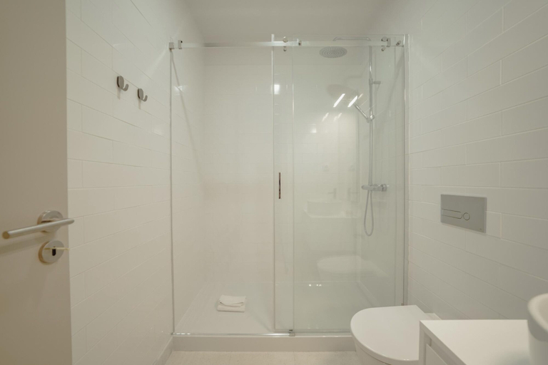 Bathroom 4, Legacy Oporto Design Apartment H by Vacationy, Porto