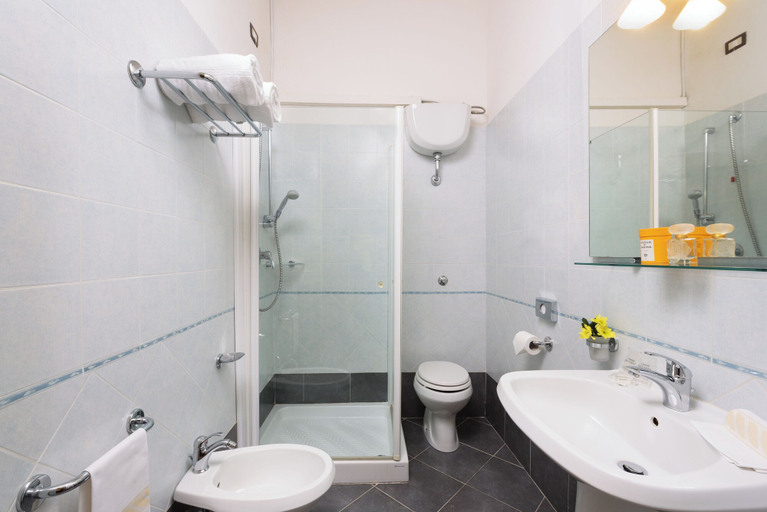 Bathroom 4, Hotel Dei Capitani, Siena