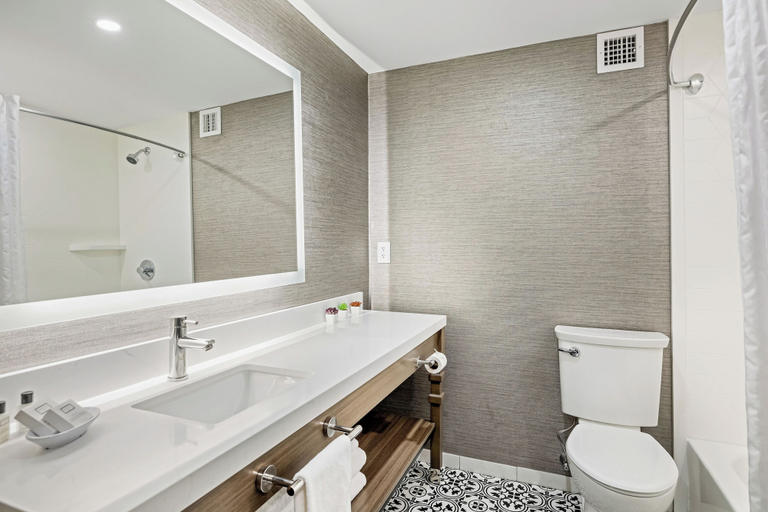 Bathroom 4, John Carver Inn & Spa, Plymouth