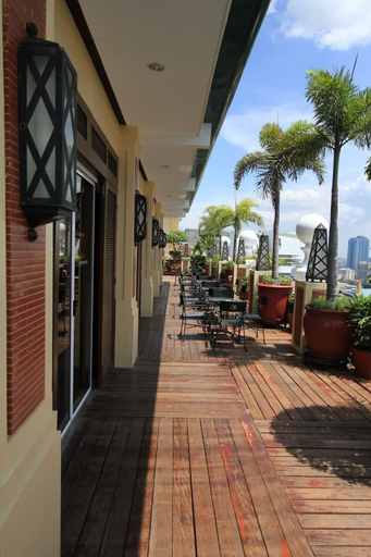 Exterior & Views 20