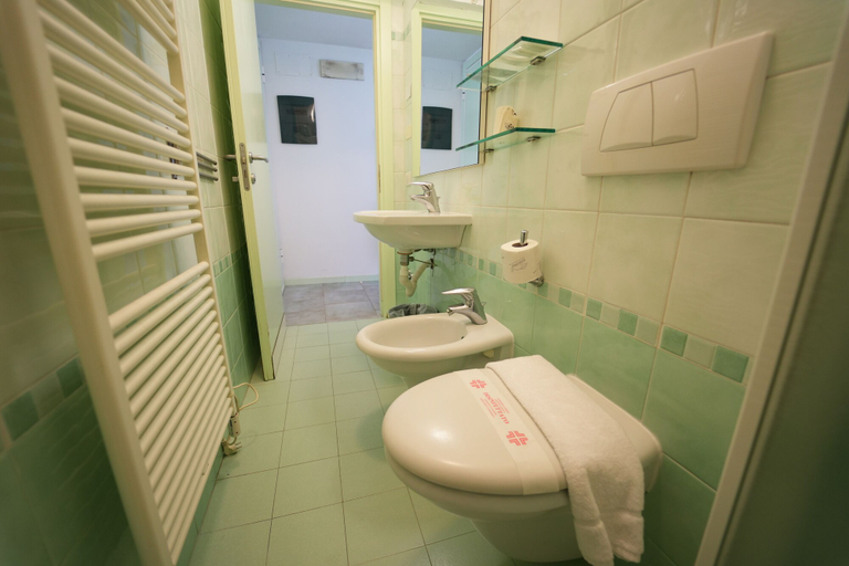 Bathroom 3, Residence Lugano, Rimini