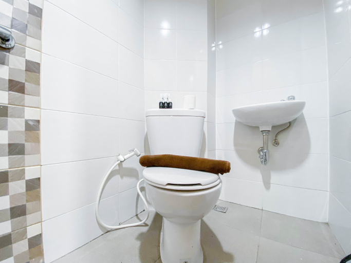 Bathroom 5, Modern Look and Homey Studio Apartment The Alton By Travelio, Semarang