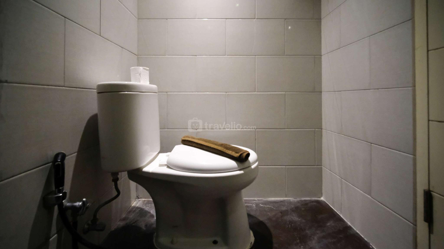 Bathroom 3, Studio Cozy Anderson Supermall Mansion By Travelio, Surabaya