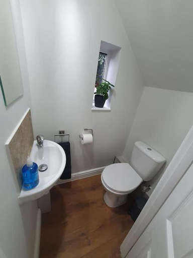 Bathroom 5, Three bed house 10 ml from Silverstone & 6 from MK, Northamptonshire