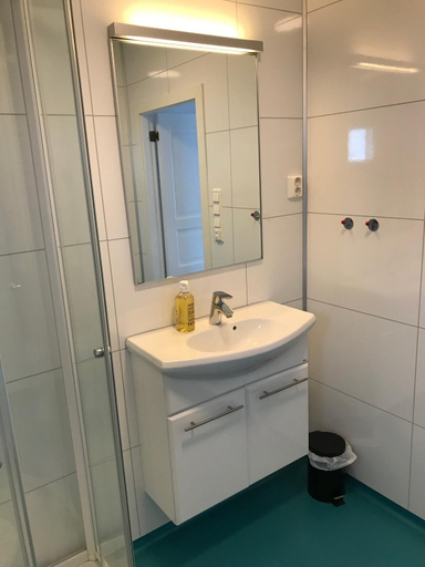 Bathroom 2, Waterfront Twin Cabin, Vestvågøy
