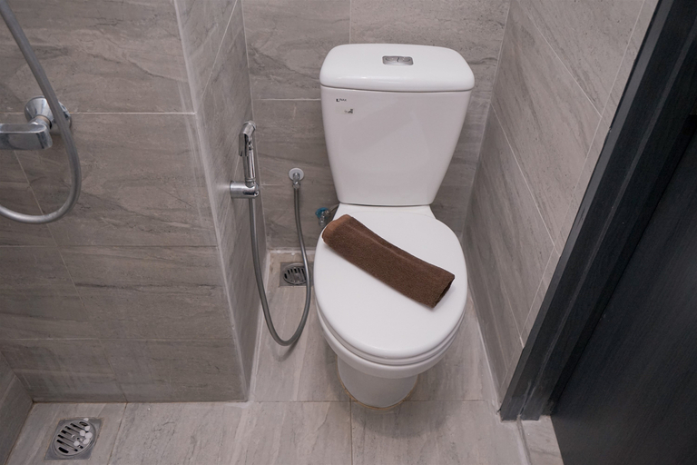Bathroom 5, Warm and Spacious Studio Room at Collins Boulevard Apartment By Travelio, Tangerang