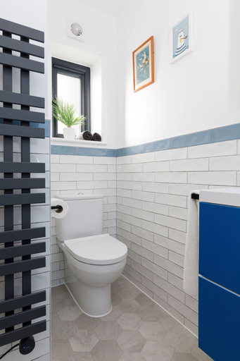Bathroom 4, Renovated Home for 8 Canal Walk to Chichester, West Sussex