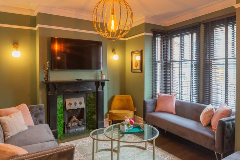 Room 5, Escape 2 Unwind At The Parade Accommodates 10, York