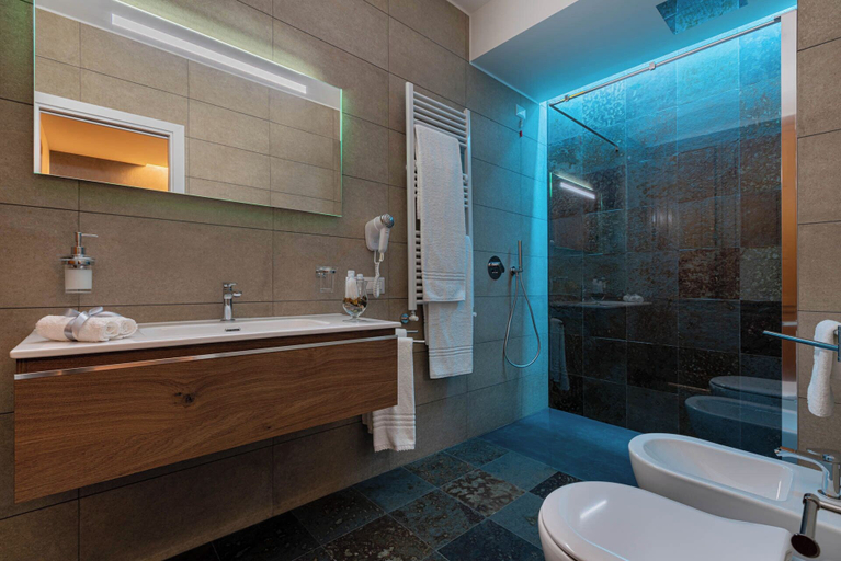 Bathroom 5, Marcus Suite, Cagliari