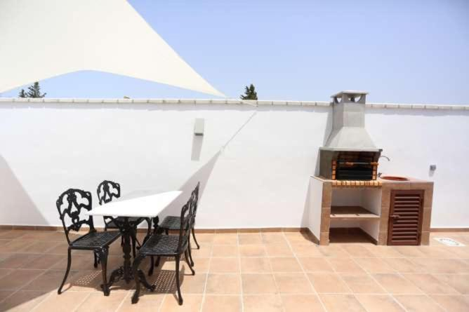Others 2, APARTAMENTOS LA MAR SALA piscina compartida, Cádiz