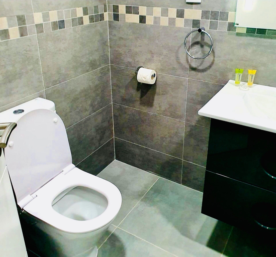 Bathroom 4, Lagos Marina View apt on Main Avenue Near Beaches, Lagos