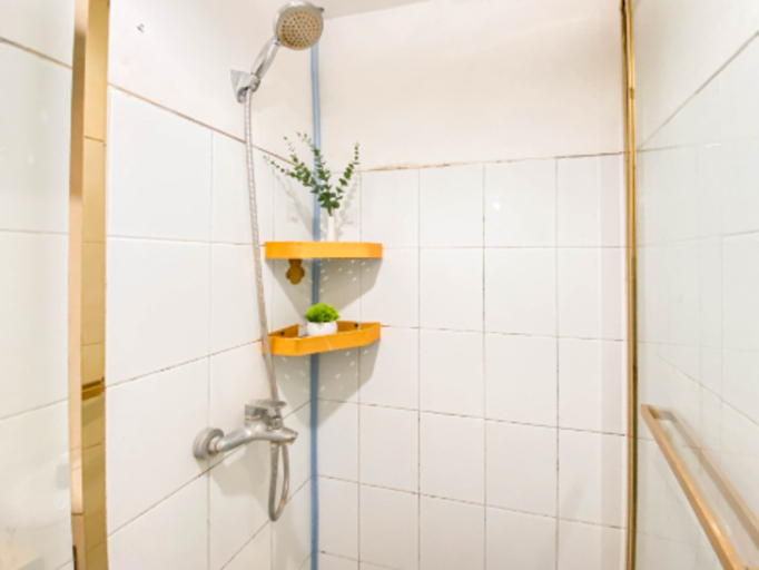 Bathroom, Spacious 1BR at Grand Asia Afrika Apartment By Travelio, Bandung