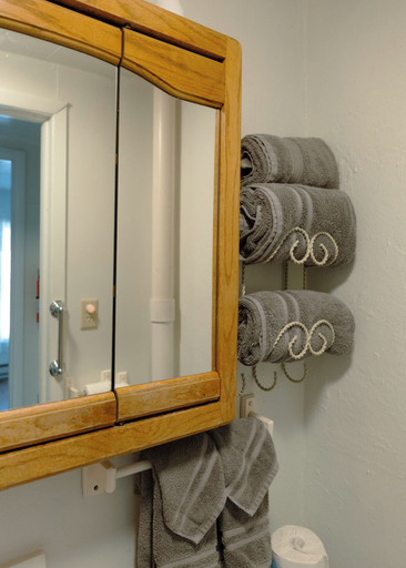 Bathroom 3, East Side Motel & Cabins, Walworth