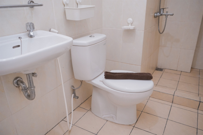 Bathroom 5, Well Designed and Comfy 2BR Apartment at M-Town Residence By Travelio, Tangerang