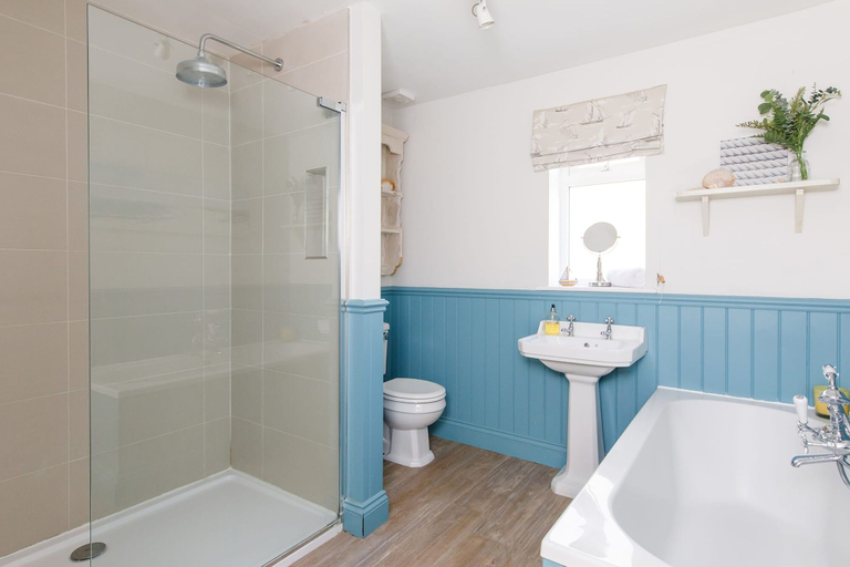 Bathroom 4, 4BR Beach House Sleeps 10 - 5 Mins Walk to the Sea, West Sussex