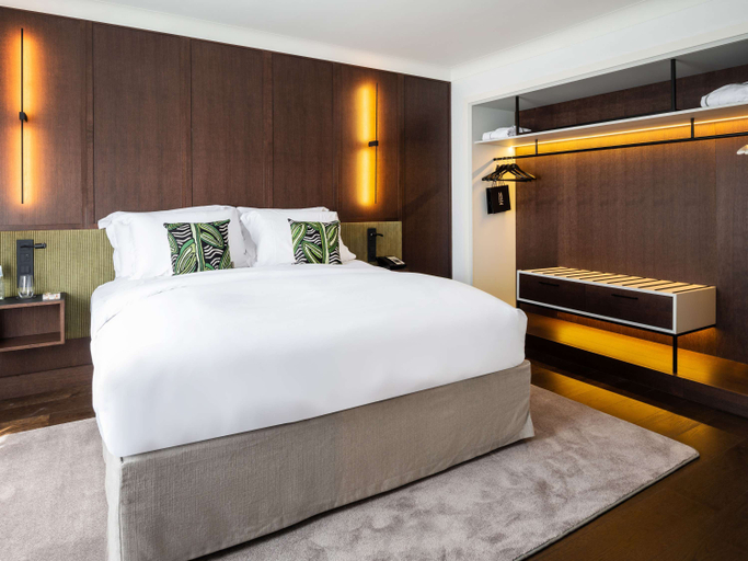 Le Louise Hotel Brussels - MGallery Room Type - Botanic Suite with a king size bed - garden view
