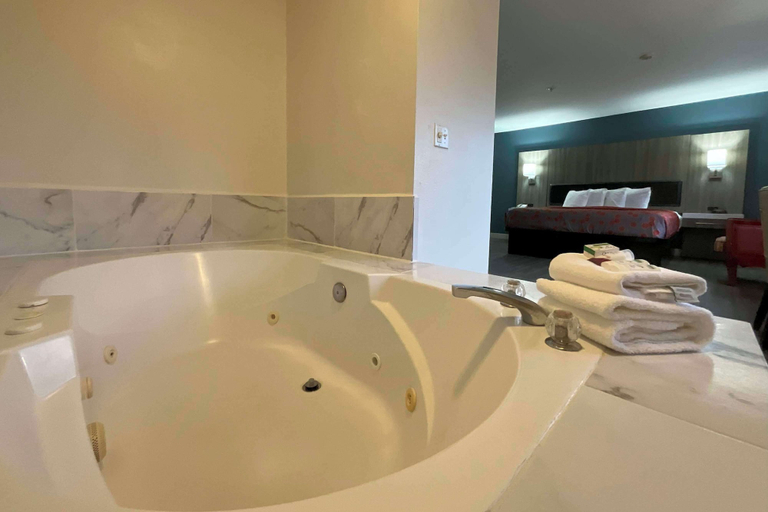 Bathroom 4, Baymont by Wyndham Kent/Seattle, King