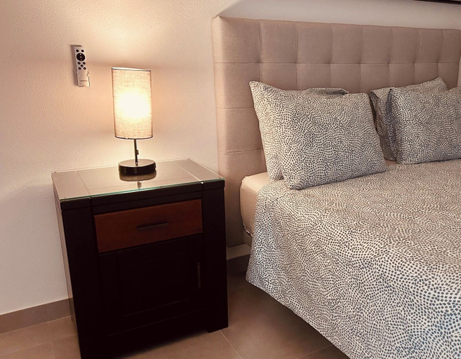 Room 4, Spectacular Lagos Marina View apt on Promenade, Lagos