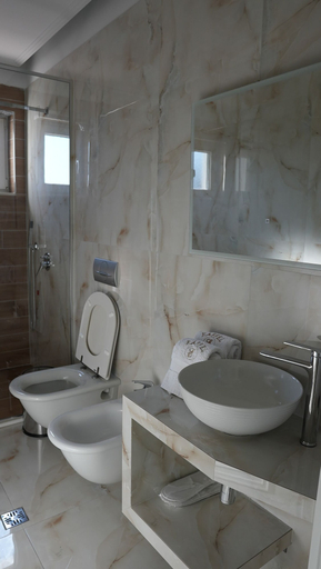 Bathroom 3, Hotel Eiffel, Tiranës
