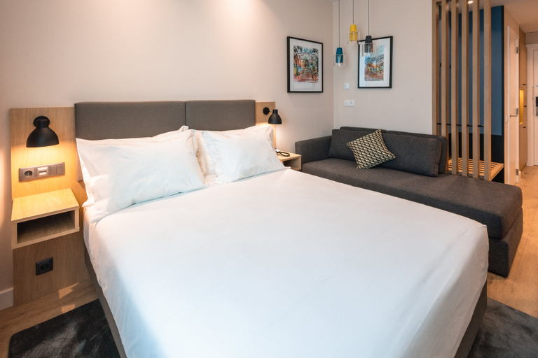Holiday Inn Braga Room Type - 1 Queen Premium Sofa Bed