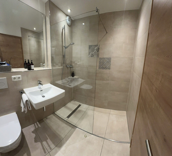 Bathroom 4, Hotel Räucherhansl, Dingolfing-Landau