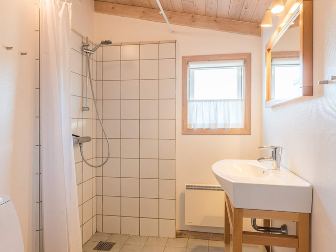 Bathroom 3, 6 person holiday home on a holiday park in Fanø, Fanø