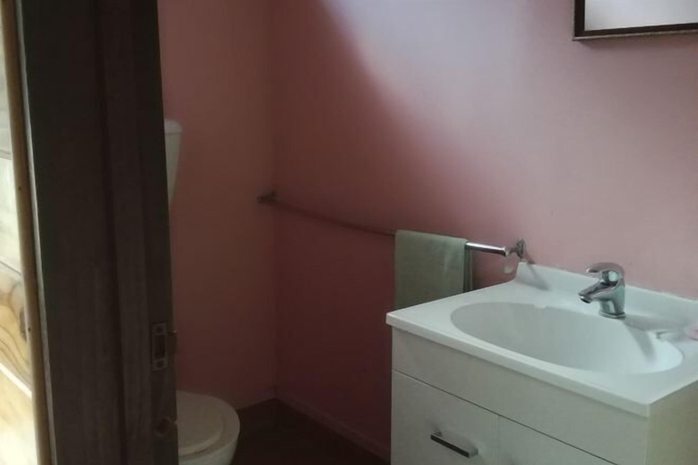 Bathroom 4, YHA Waitomo, Juno Hall, Waitomo