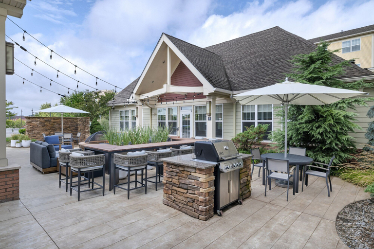 Exterior & Views 16
