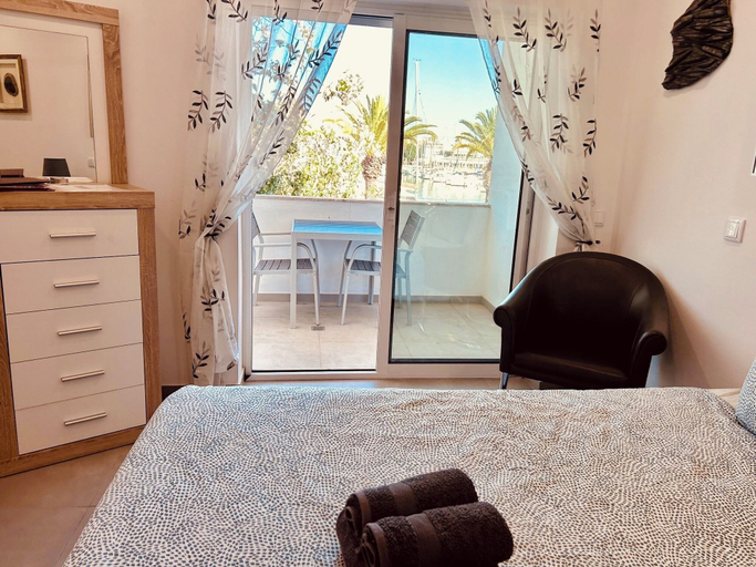 Room 2, Lagos Marina View apt on Main Avenue Near Beaches, Lagos