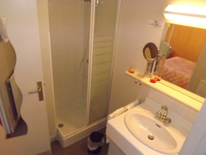 Bathroom 4, Logis Hostellerie Des Lauriers, Tarn