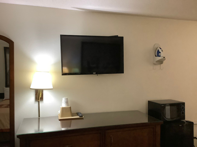 Bedroom 3, Super 8 by Wyndham Riverside/Kansas City, Jackson