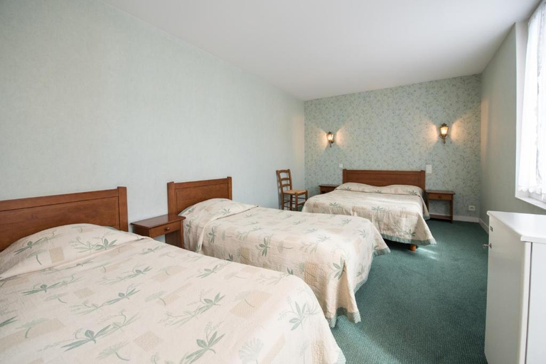 Bedroom 2, Logis Hotel Les Ambassadeurs, Lot