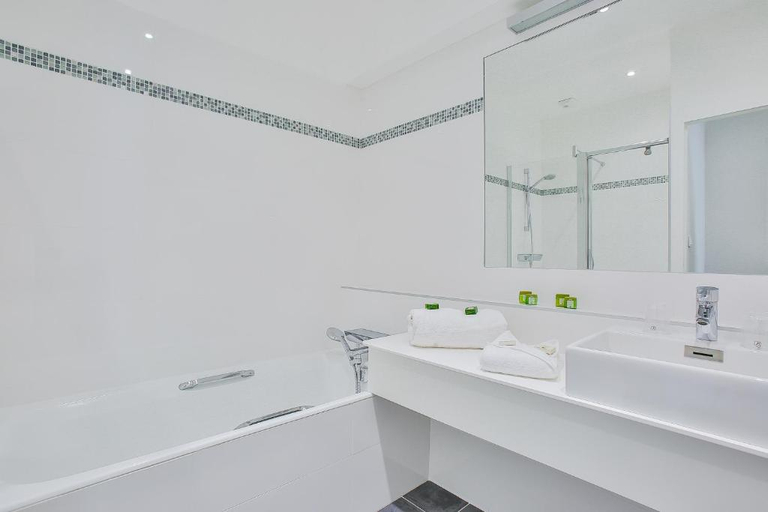 Bathroom, Logis Hotel Royal Saint Mart, Puy-de-Dôme
