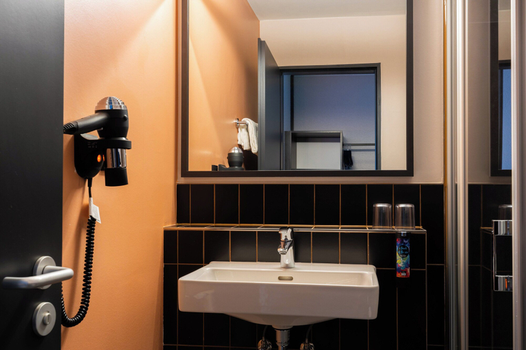 Bathroom 4, Holiday Inn - the niu, BLADE SOLINGEN by IHG, Solingen