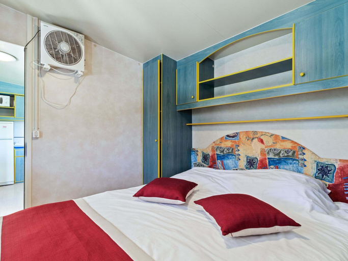 Bedroom 3, Mobile Home in Banjole Near Beach Centinera, Medulin