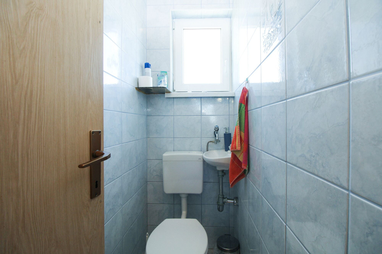 Bathroom 3, Apartment 517, Pula