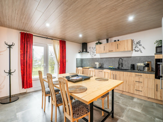 Dining 2, Holiday Home in Wallonie With Garden, Namur
