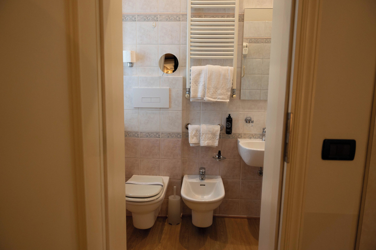 Bathroom 4, Hotel London, Lucca