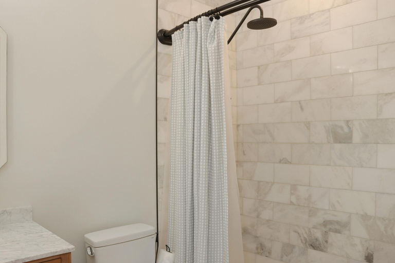 Bathroom 4, Biggie's Beach House, Bay