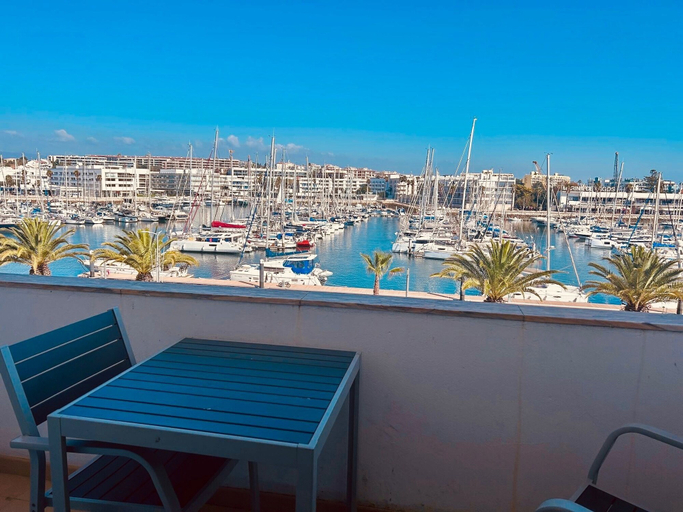 Outdoor dining, Lagos Main Avenue Studio With Marina View Balcony, Lagos