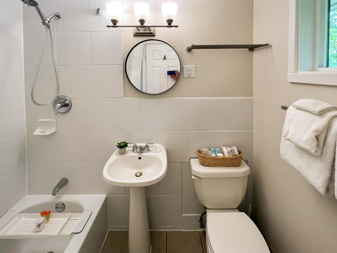 Bathroom 3, Barefoot Villas Room 3 Blue Jay, Kootenay Boundary