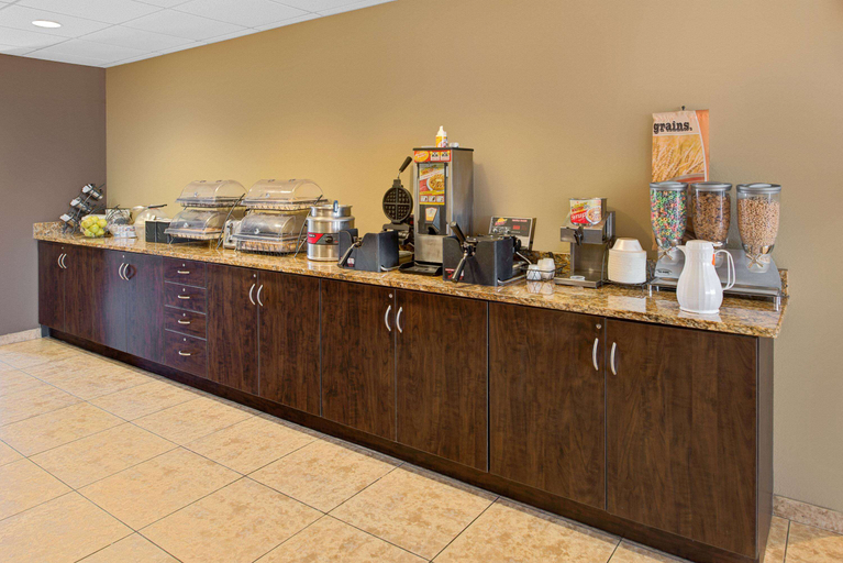 Food & Drinks 5, Microtel Inn & Suites by Wyndham Council Bluffs/Omaha, Pottawattamie
