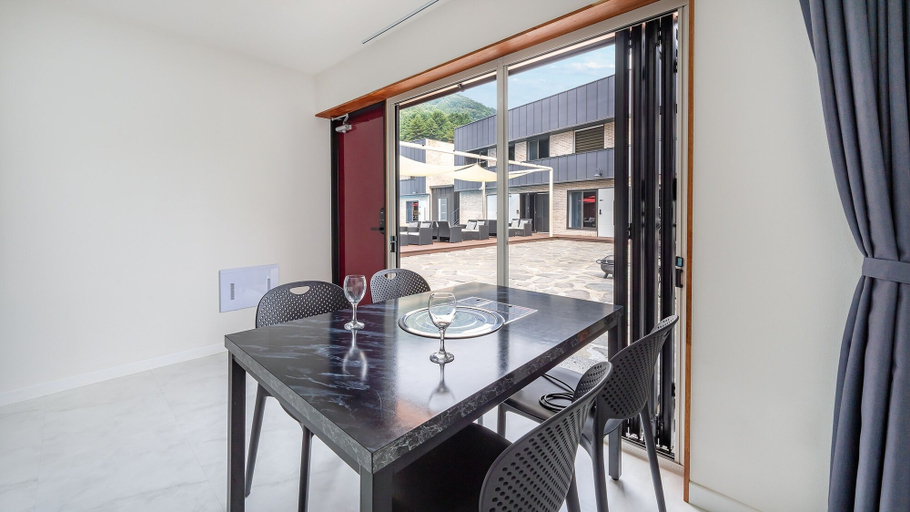 Dining Room 10