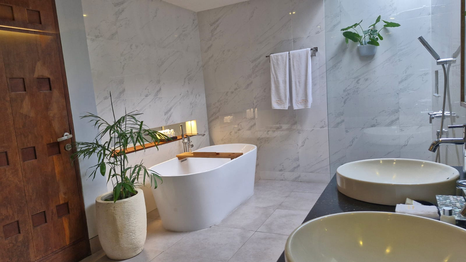 Bathroom 14