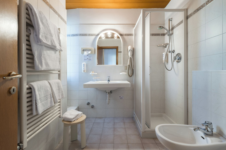 Bathroom 5, Hotel Wanda, Trento